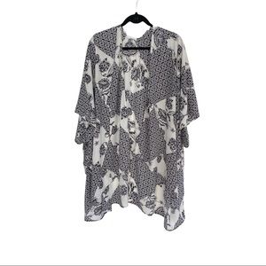 Lush Women’s Black/White Kimono. One Size